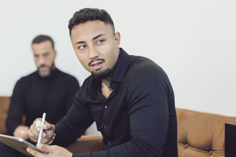 Eiraj Azizi macht sich Notizen auf dem Tablet