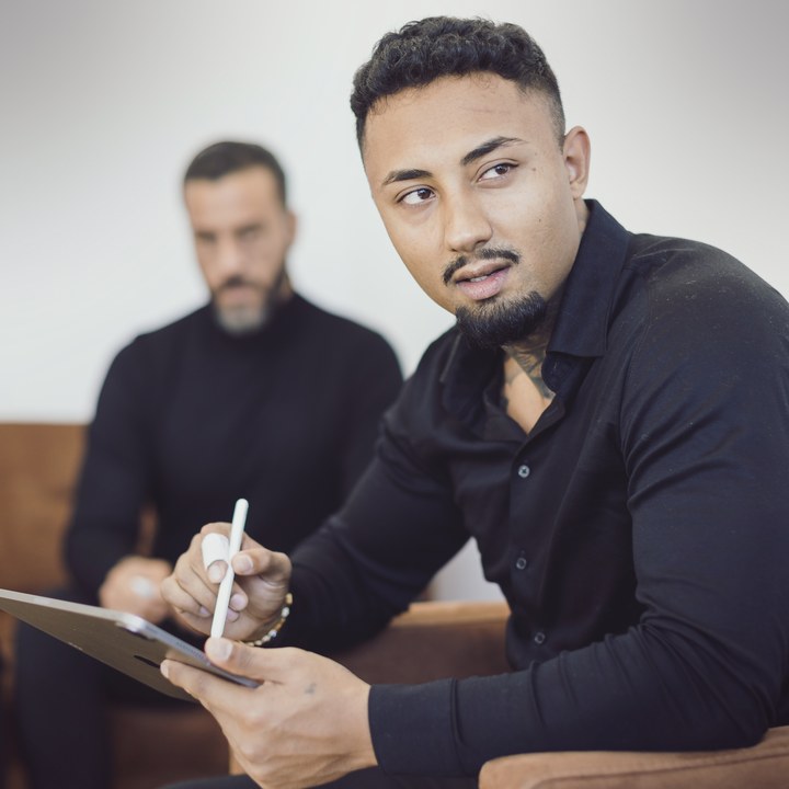 Mitarbeiter notiert auf dem Tablet im SALESCO Büro