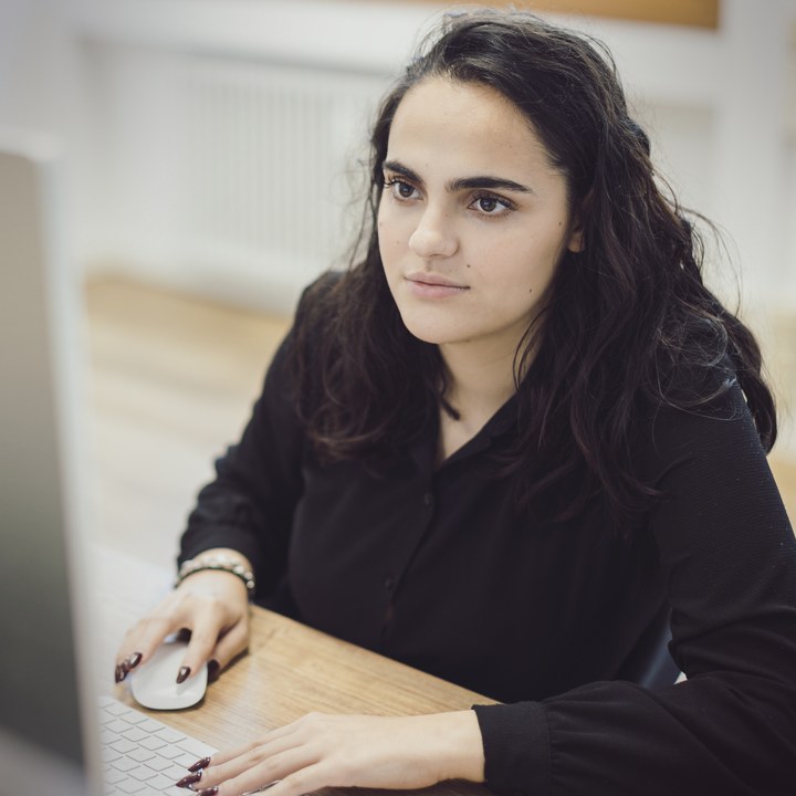 Office Managerin am Rechner im SALESCO Büro