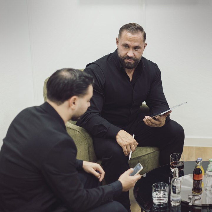 Handschlag zur Begrüßung im SALESCO Büro