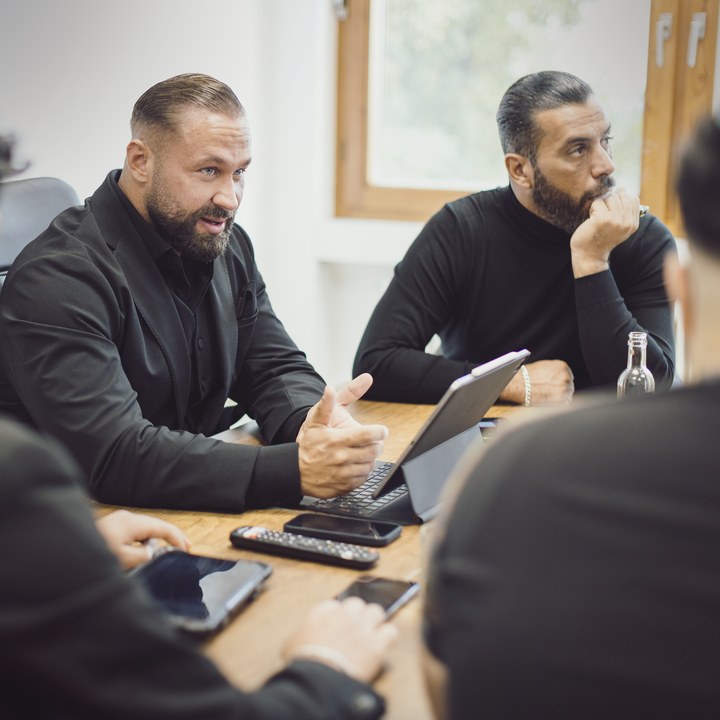 Gemeinsame Besprechung im SALESCO Büro